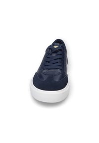 Navyblaue Sneaker mit glattem Leder- und Wildledertextur, flacher weißer Gummisohle und klassischem Schnürdesign mit runder Zehe.