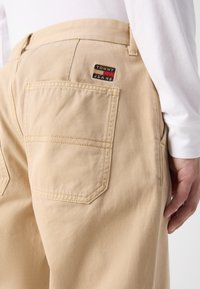 Tommy Jeans RYAN - Hlače - gentle gold