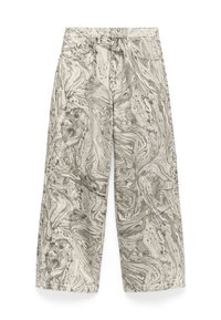 Szerokie spodnie z wysokim stanem w marmurkowym szaro-białym wzorze, z frontowymi kieszeniami i szlufkami na pasek.
