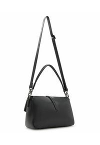 Bolso de mano de cuero negro con un diseño estructurado, que cuenta con dos correas: una para el hombro y otra para la mano. Textura suave con un hardware mínimo.