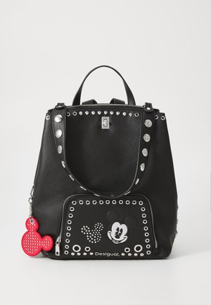Schwarzer Leder-Rucksack mit silbernen Nieten, einer Reißverschlusstasche an der Vorderseite mit Mickey-Maus-Designs und einem roten Mickey-Charme.