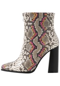 Schoen enkellaars met een slangenhuidpatroon en een hoge blokhak. Voorzien van een mix van grijze, witte en roze accenten. Ritssluiting aan de zijkant.