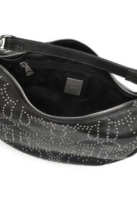 Borsa in pelle nera con superficie testurizzata; presenta borchie argentate in un design a motivi e una chiusura con zip. Interno foderato in tessuto nero.