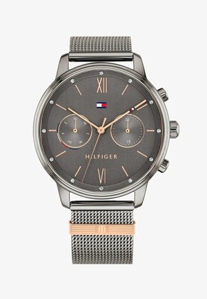 Silberfarbene Uhr mit grauem Zifferblatt, goldenen Akzenten, kristallinen Stundenmarkierungen, Datum- und Wochentag-Subuhren sowie einem Mesh-Armband mit einer roségoldenen Schnalle.