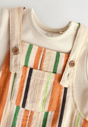 Pruhované overal s jemnej látky v béžovej, oranžovej, zelenej a čiernej farbe. Obsahuje drevené gombíky a predné vrecko.