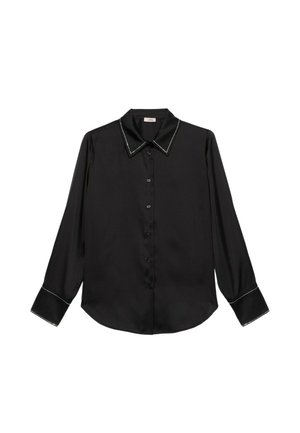 Schwarzes Langarmhemd aus glattem Stoff, mit klassischem Kragen, Knopfleiste und weißen Nahtdetails am Kragen und den Manschetten.