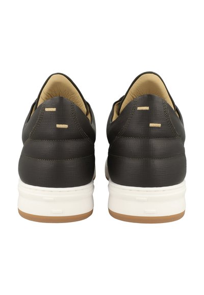 Bruna sneakers med en strukturerad ovandel, krämfärgad foder och vita sulor. Har minimal sömnad och små blinda ögla vid hälen.