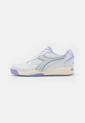 Sneaker in pelle bianca con accenti azzurri e lavanda, texture perforata, punta tonda e suola in gomma con battistrada diagonale.