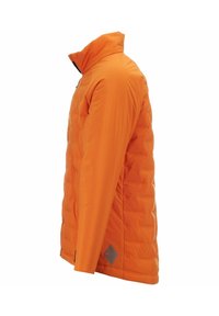 Giacca leggera arancione con colletto alto, design trapuntato e una toppa con logo sul lato inferiore. Tessuto liscio e resistente all'acqua.