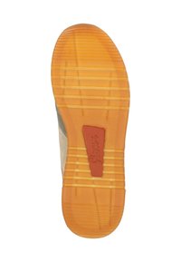 Gummisohle mit strukturiertem Muster, ausgestattet mit einem beigen oberen Teil und einem roten Logoakzent. Auffällige orangefarbene Traktionslinien sind sichtbar.