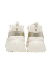 Ζευγάρι οff-white chunky sneakers με θέα από πίσω, με χοντρές σόλες, μεταλλικές χρυσές λεπτομέρειες και "Buffalo" χαραγμένο στις φτέρνες.