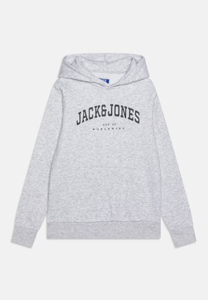 Grijze hoodie met een voorzak. Voorzien van een zwarte grafische print: "JACK&JONES EST. 90 WORLDWIDE" op de borst. Katoenmix.
