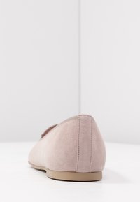 Rosa mockaläder ballerina med rund tå, låg profil och beige sula. Har en slät, strukturerad yta och diskreta stygn. 