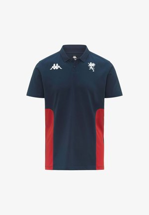 Polo blu navy con pannelli laterali rossi, caratterizzata dal logo bianco Kappa sul petto destro e da un emblema bianco di grifone sul petto sinistro.