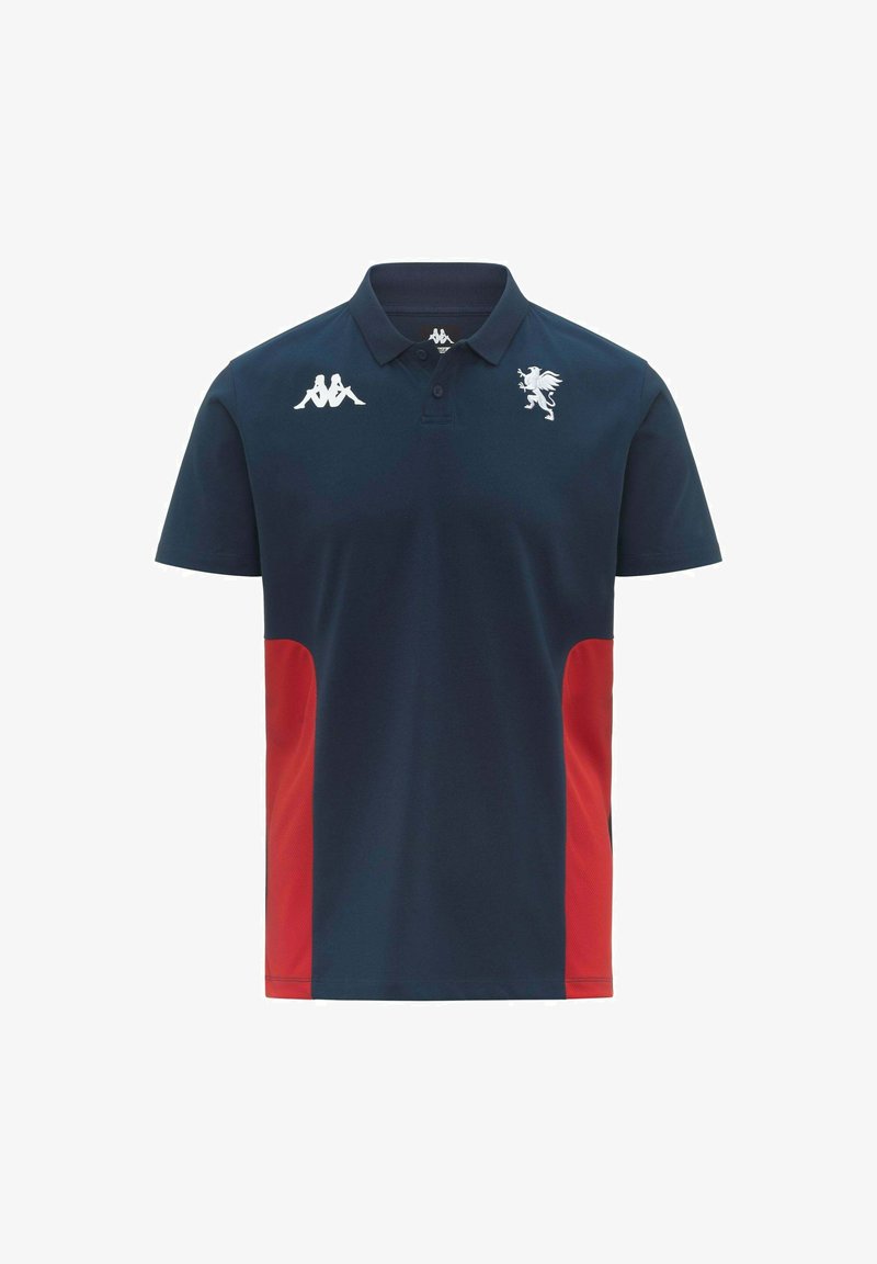 Polo bleu marine avec des panneaux latéraux rouges, arborant un logo Kappa blanc sur la poitrine droite et un emblème griffon blanc sur la poitrine gauche.