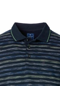 Granatowa koszulka polo w poziome paski w kolorze zielonym, niebieskim i szarym. Posiada kołnierzyk, trzy guziki i logo na piersi. Miękka tekstura.