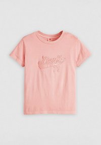 T-shirt en coton rose à manches courtes avec logo en relief "Levi's 73". Encolure ronde et coupe décontractée. Texture lisse, design minimal.
