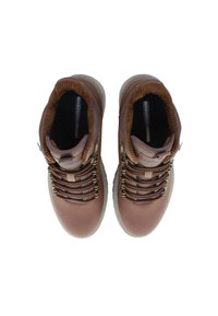 Scarponi da trekking in pelle marrone con un colletto in corduroy marrone strutturato, occhielli in metallo e una suola flessibile in gomma bianca. I lacci sono di un tessuto scuro.