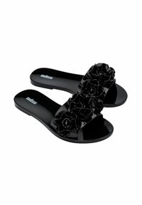 Czarne klapki z połyskującym wykończeniem, z szerokim paskiem ozdobionym trójwymiarowymi czarnymi kwiatowymi akcentami. Płaska podeszwa.