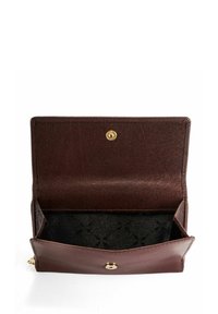 Brązowy skórzany portfel otwarty, aby pokazać czarny wzorzysty środek i zapięcie na złotym guziku na białym tle.