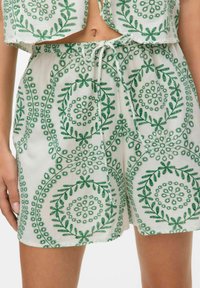 Vero Moda Shorts - snow white