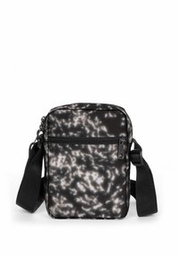 Borsa a tracolla a righe nere e grigie con tasca frontale con zip, tracolla regolabile e una texture sintetica liscia.
