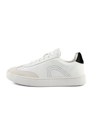 Hvid lav sneaker med sort hælflap, perforeret sidesdesign og beige ruskindsplet på tåen med hvide snørebånd og sål.