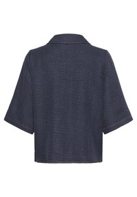 Camicia in denim scuro a maniche corte con una vestibilità rilassata, tessuto testurizzato e dettagli di cucitura a contrasto lungo i bordi e il colletto.