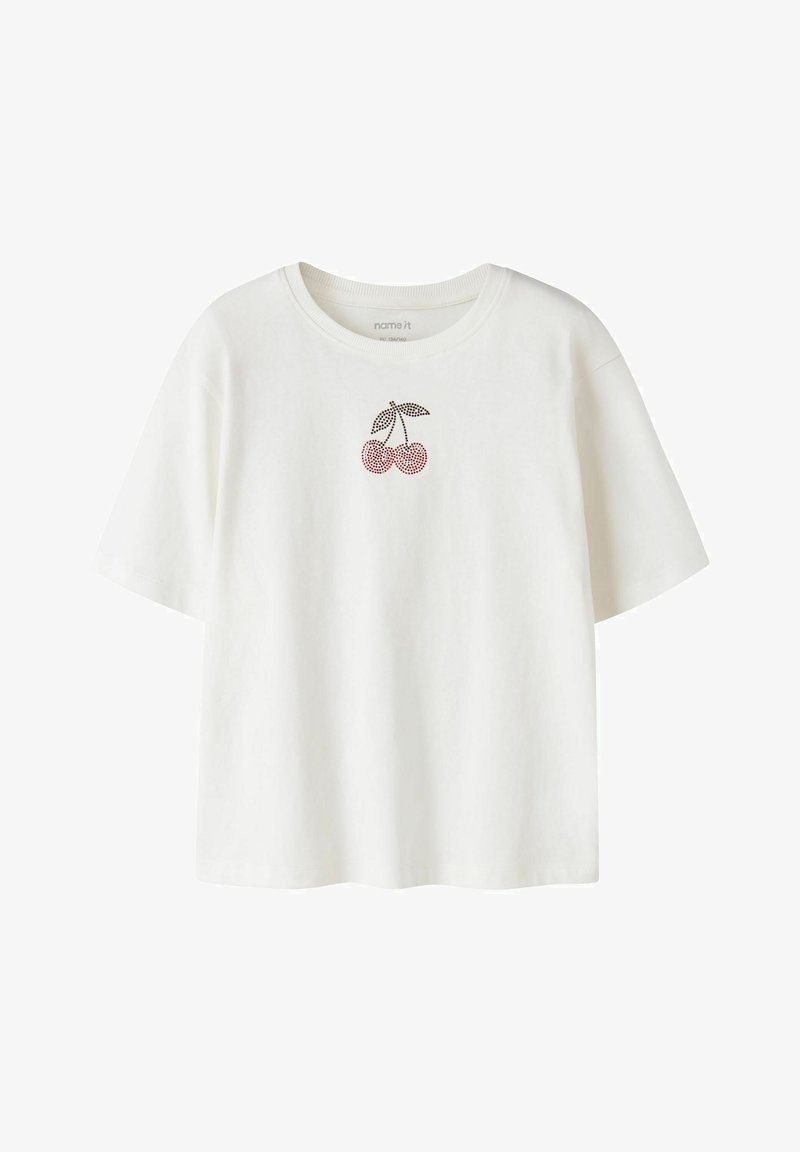 T-shirt blanc à manches courtes avec col rond et petit motif cerise constitué de points rouges et noirs au centre devant.