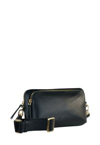 Borsa a tracolla in pelle nera con chiusura zip, dettagli in hardware dorato e tracolla regolabile. Texture liscia e forma rettangolare.