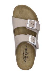 Sandalo beige chiaro con due cinghie regolabili e fibbie bianche.Parte superiore in morbido materiale simil-suede e soletta sagomata con superficie testurizzata.