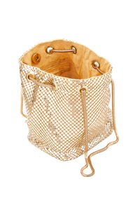 Gouden mesh emmer tas met een gladde binnenvoering, trekkoordsluiting en metalen hardware. Kenmerken zijn een gestructureerde buitenkant en een zachte vorm.
