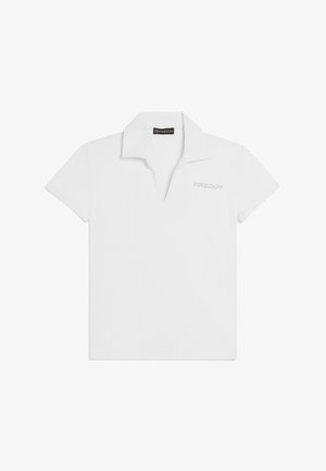 Polo blanco de manga corta con cuello abierto y pequeño logo "Freddy" en el pecho izquierdo, etiqueta de la marca en el interior del cuello.