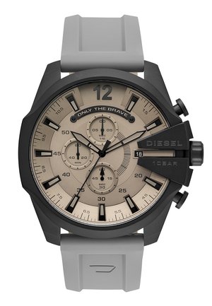 Czarny analogowy zegarek z beżową tarczą, dużymi cyframi, funkcjami chronografu i szarym paskiem silikonowym. Wyróżniające się logo marki oraz wskaźnik wodoszczelności.