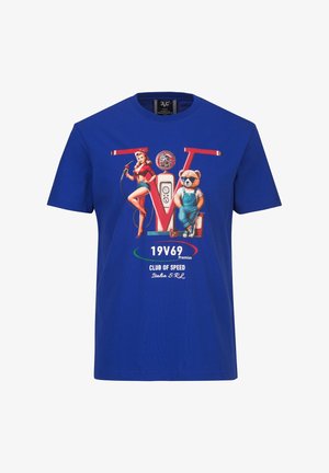 Blauw T-shirt met een vintage pin-up vrouw die een brandstofpistool vasthoudt en een beer in een overall met een zonnebril, naast een grote rode "V" en de tekst "19V69 Club of Speed."