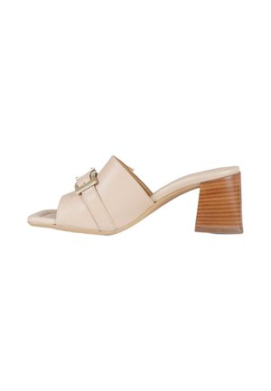 Mule beige con punta aperta, fascia larga, dettaglio fibbia dorata e tacco a blocco in legno impilato.