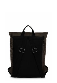 Mochila negra y verde oscuro con tejido texturizado, correas ajustables, un asa superior y un bolsillo lateral con cremallera. Acentos de patrón geométrico.