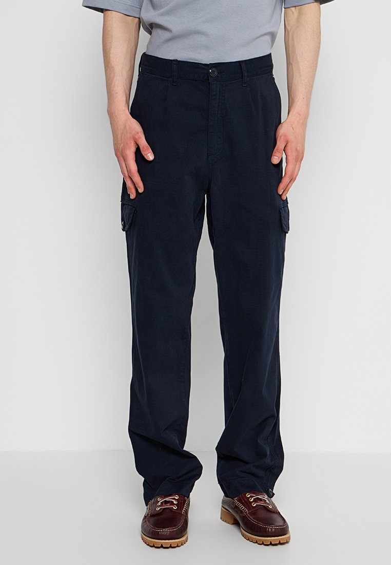 Granatowe spodnie cargo wykonane z mieszanki bawełny, z dwoma bocznymi kieszeniami, szlufkami na pasek oraz prostymi nogawkami z delikatną teksturą.