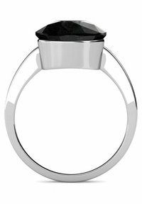 Anello d'argento con una pietra nera sfaccettata, impostato su una fascia liscia dal design minimalista. La pietra ha una forma ottagonale.