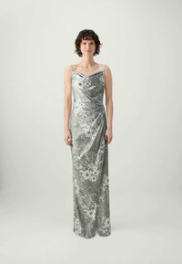 Vestido de cetim prateado com estampado floral e alças finas, apresentando um decote drapeado e padrões florais em tons de branco e roxo.