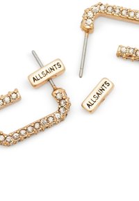 Orecchini dorati con un design angolare, caratterizzati da strass trasparenti e con la scritta "ALLSAINTS" incisa sulla parte posteriore rettangolare. Comprendono perni argentati.