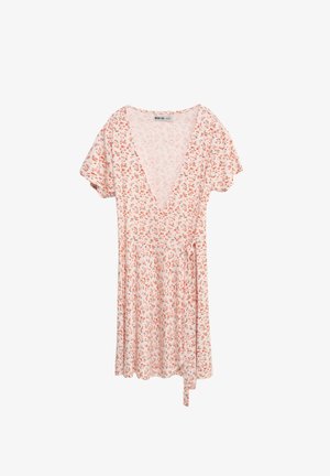 Blumenkleid in hellrosa mit kleinen orangefarbenen Blumen, V-Ausschnitt, kurzen Ärmeln und einer Bindegürtel-Detail in der Taille. Hergestellt aus weichem Stoff.