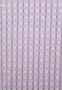 Tecido lilás claro com um padrão quadriculado, alternando quadrados de roxo escuro e branco. Superfície texturizada com uma qualidade ligeiramente translúcida.