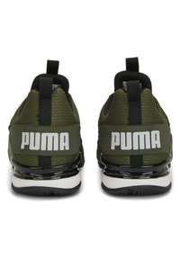 Groene sportschoenen met zwarte accenten, bovenwerk van mesh, gevoerde zool en prominente witte "PUMA" branding aan de achterkant.