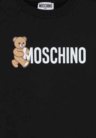Felpa nera con grafica di un orsetto marrone e audace testo bianco "MOSCHINO" sotto. Tessuto morbido, design a girocollo.