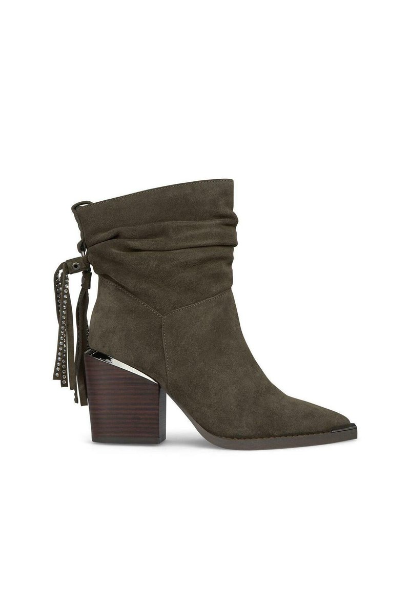 Khaki zamszowe botki za kostkę o luźnym kroju, w szpic, z masywnym drewnianym obcasem. Posiadają dekoracyjny chwost i ćwieki.