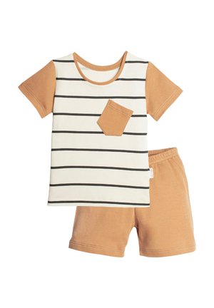 Komplet dla malucha składający się z beżowych spodenek i kremowej koszulki z brązowymi poziomymi paskami, jednolitymi brązowymi rękawami oraz pasującą brązową kieszonką na piersi.