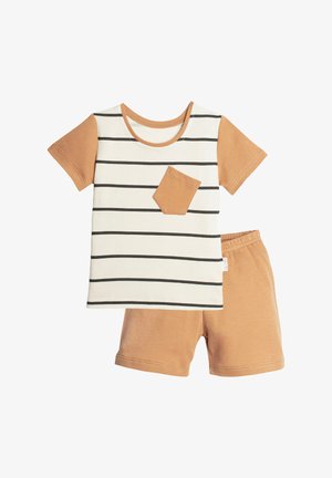 Komplet dla malucha składający się z beżowych spodenek i kremowej koszulki z brązowymi poziomymi paskami, jednolitymi brązowymi rękawami oraz pasującą brązową kieszonką na piersi.