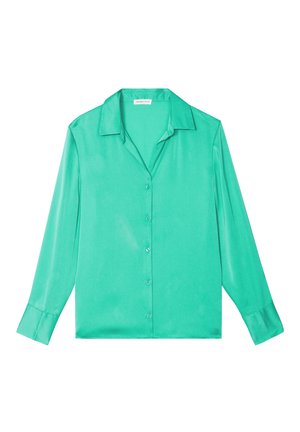 Blusa de satén verde azulado con mangas largas, cierre de botones en la parte delantera, cuello con punta y puños con un solo botón. Textura suave con un ligero brillo.