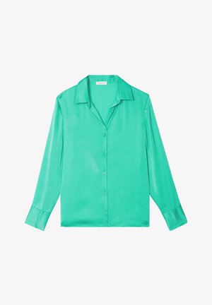 Blusa de satén verde azulado con mangas largas, cierre de botones en la parte delantera, cuello con punta y puños con un solo botón. Textura suave con un ligero brillo.